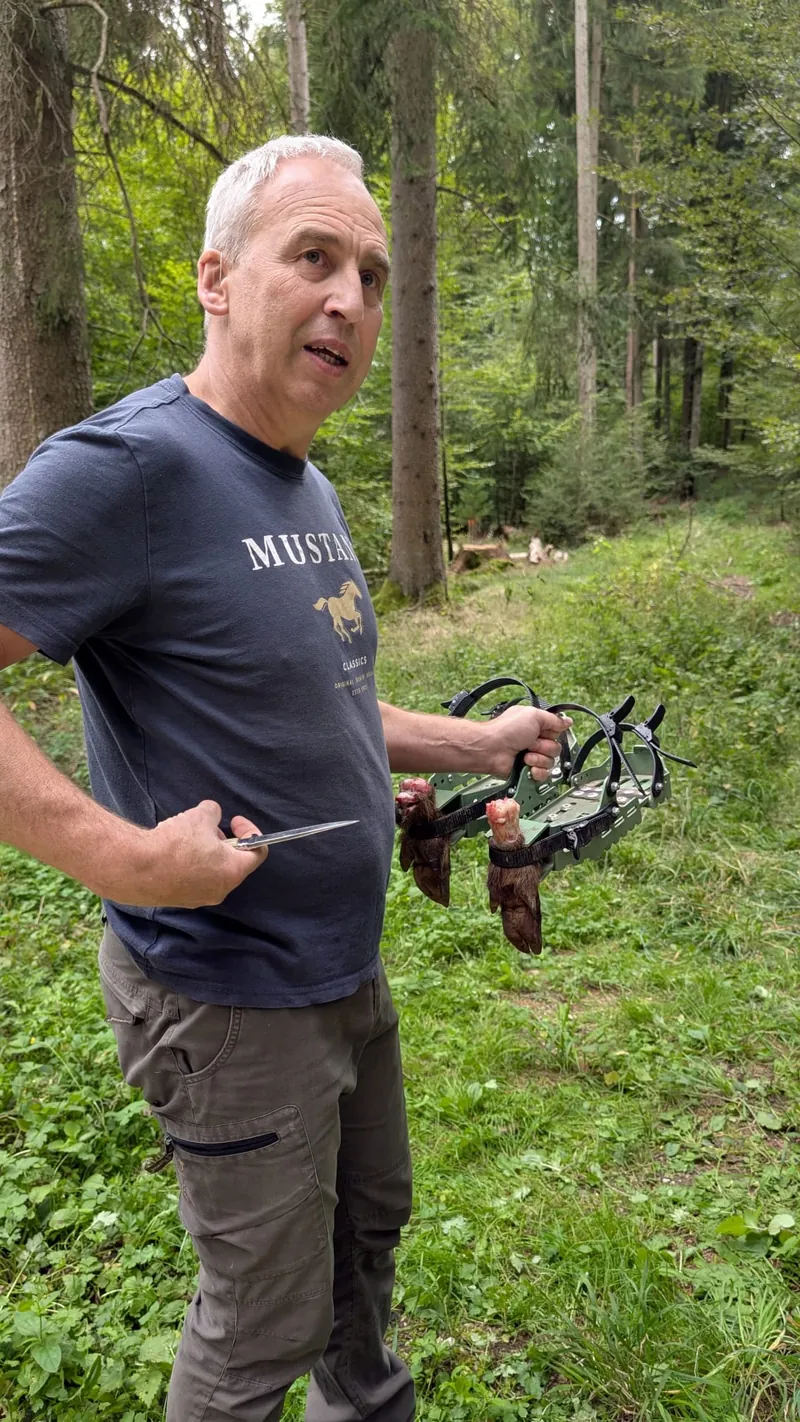 Vorbereitung einer Übungsfährte mit Fährtenschuhen im Wald
