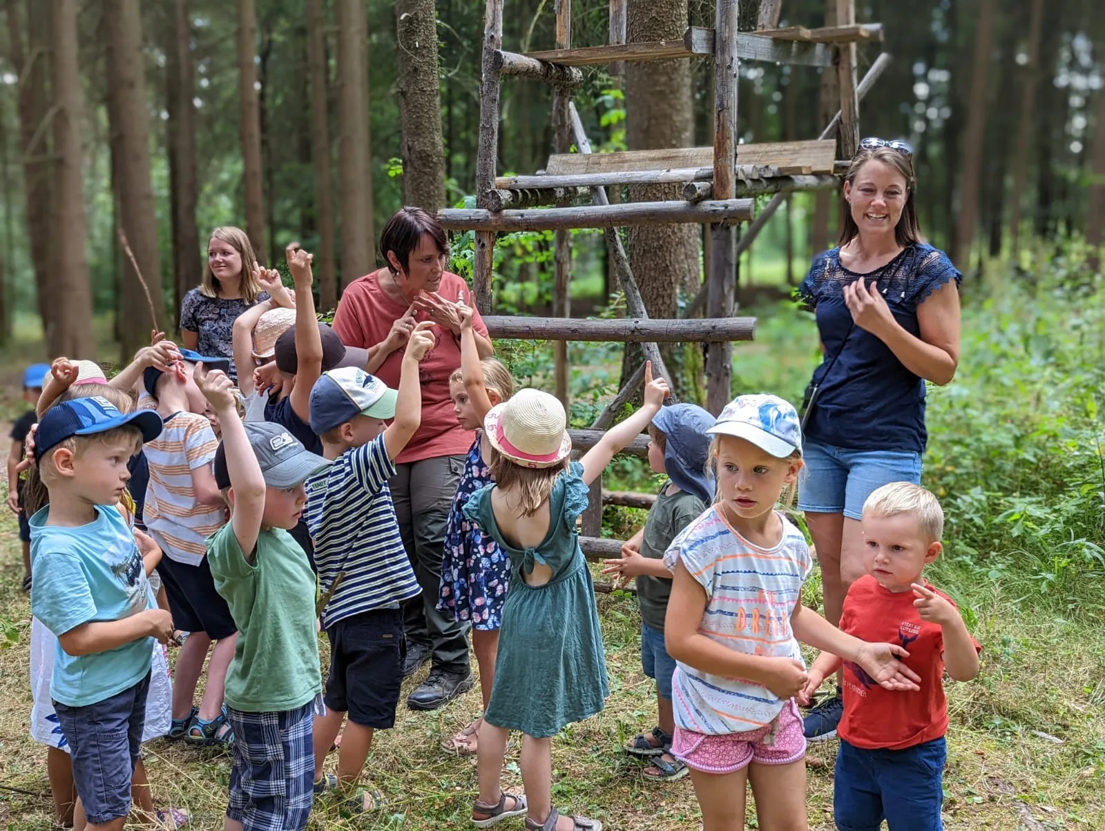 Kinder und Familien beim Jubiläumsprogramm im Freien.