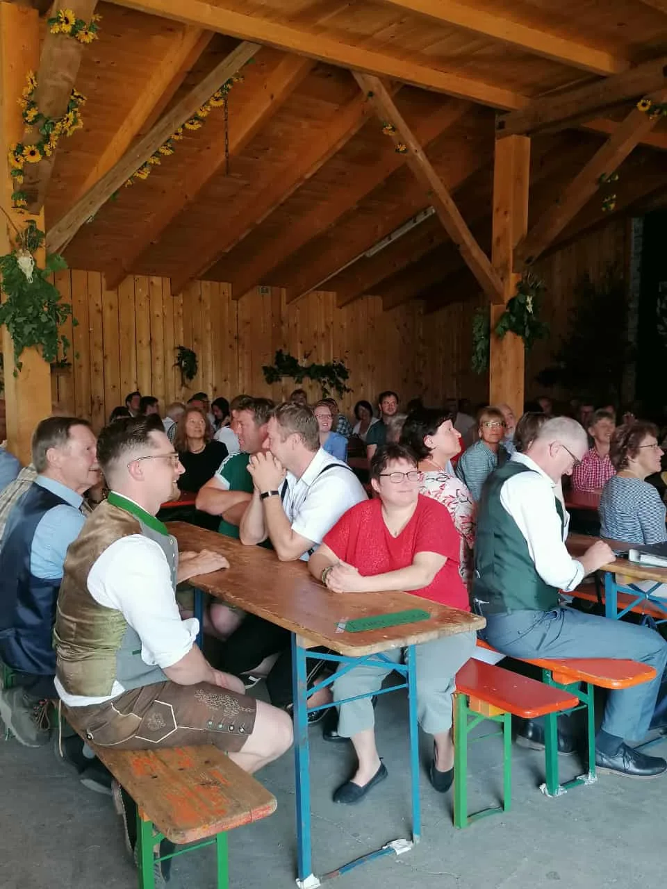 Begegnungen und Gespräche beim gemeinsamen Fest.