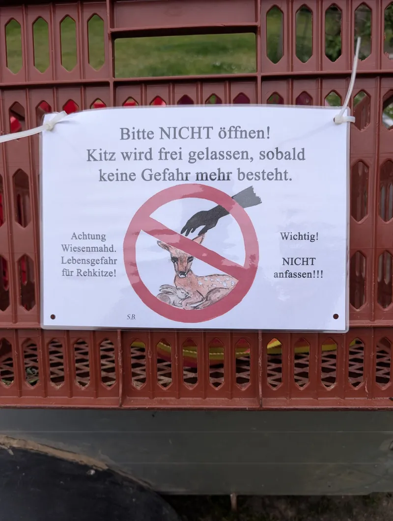 Hinweisschild an einer Kitzrettungsbox: nicht öffnen und Rehkitze nicht anfassen