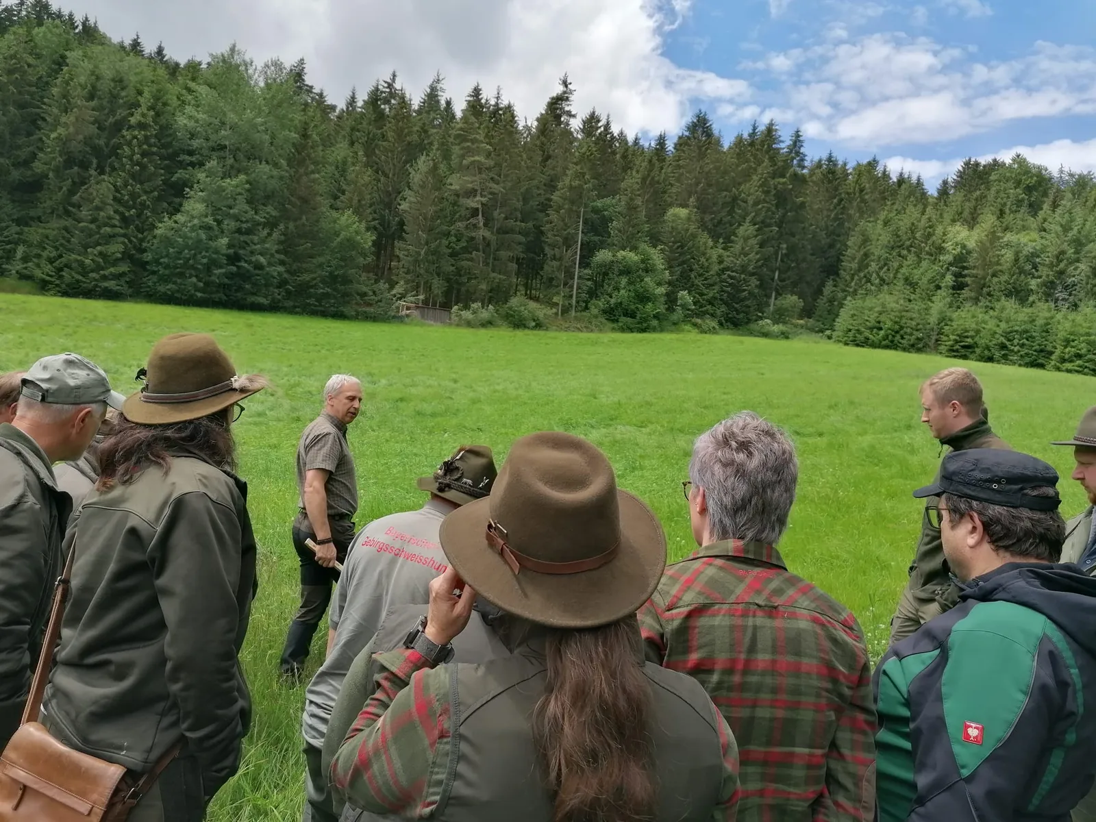 Fachlicher Austausch am Rand des Reviers.