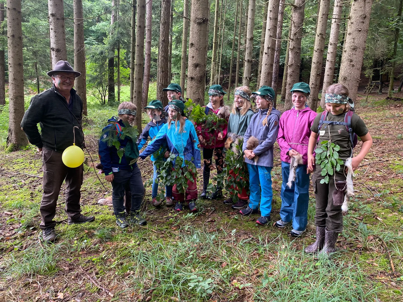Gemeinsam unterwegs: eine Gruppe im Wald.