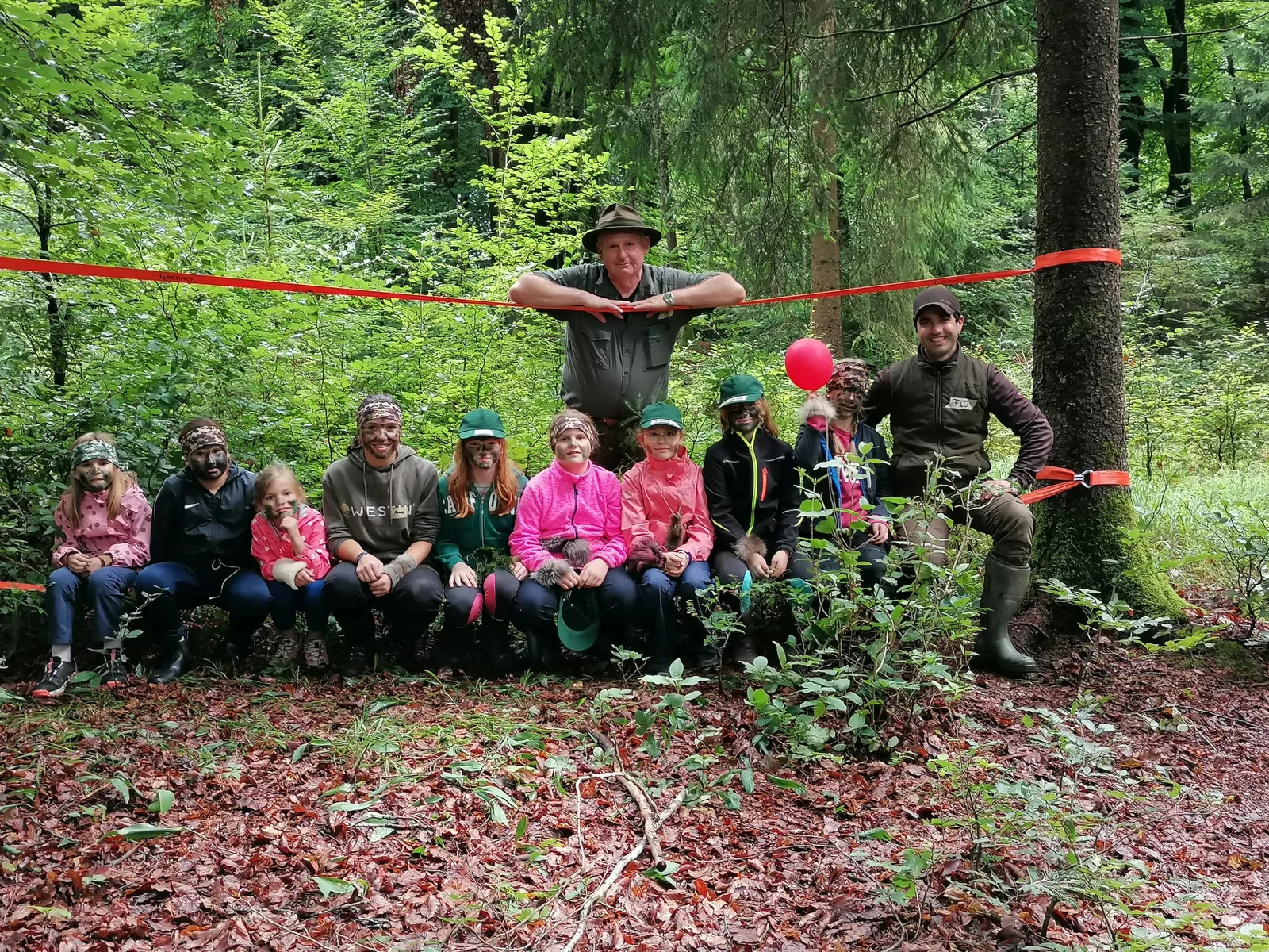 Die Gruppe versammelt sich an der Slackline.