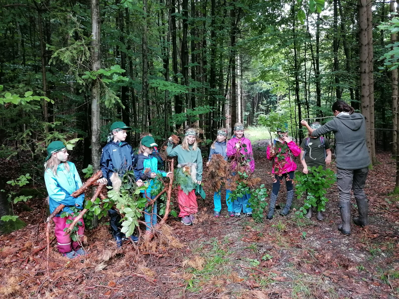 Mit Zweigen und Blättern wird der Wald spielerisch entdeckt.