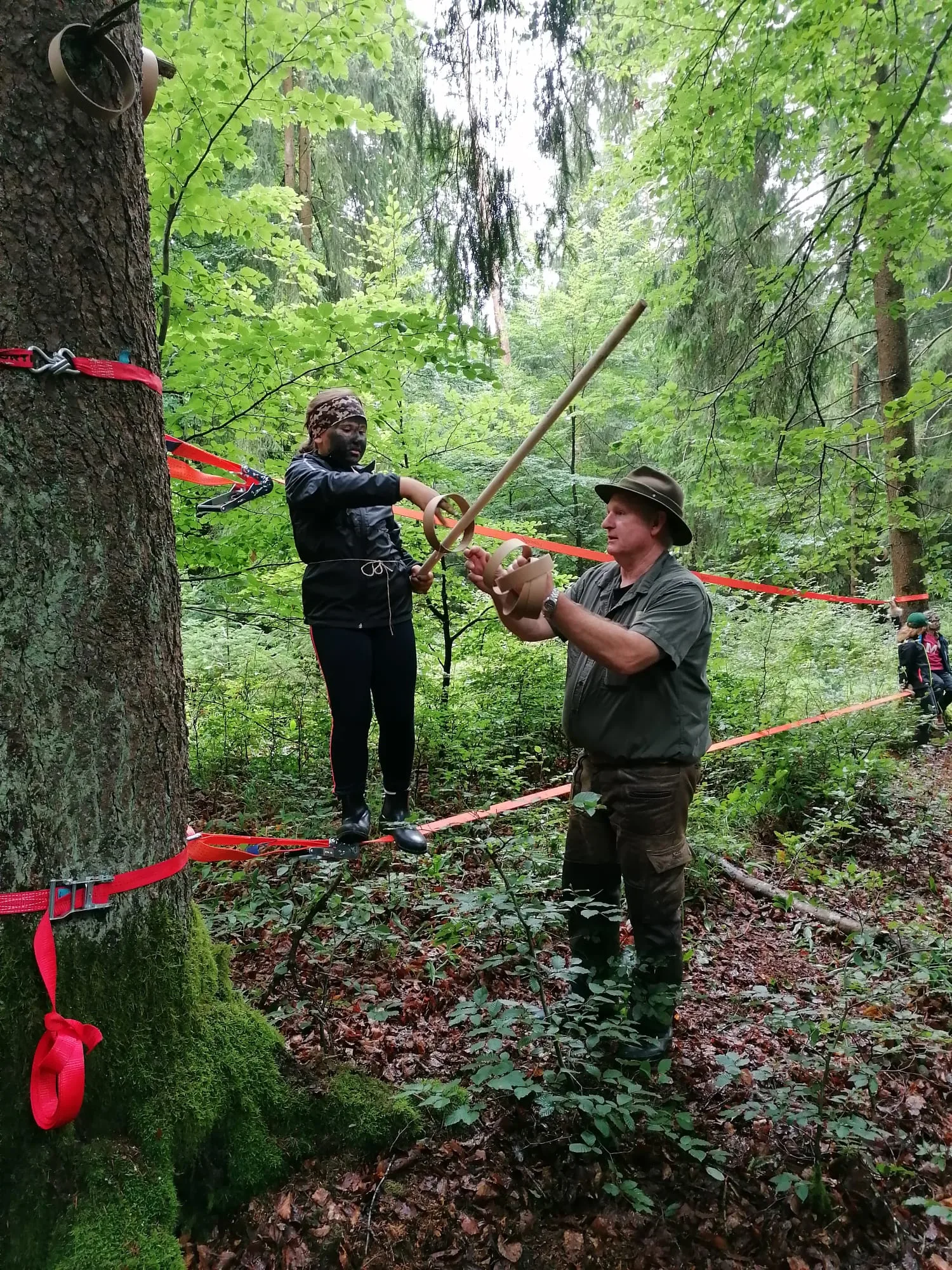 Geschicklichkeit und Gleichgewicht an einer Station im Wald.