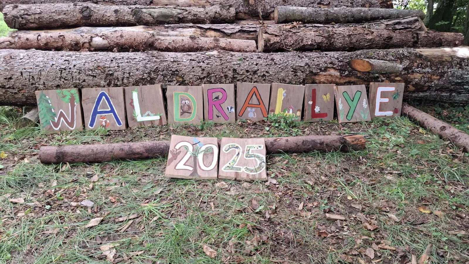 Das selbst gestaltete Schild begrüßt die Waldrallye 2025.