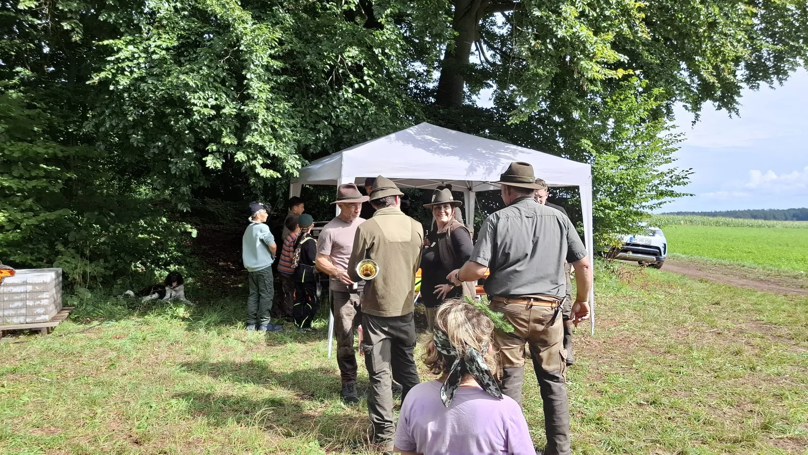 Begegnungen am Pavillon, mit Jagdhorn dabei.