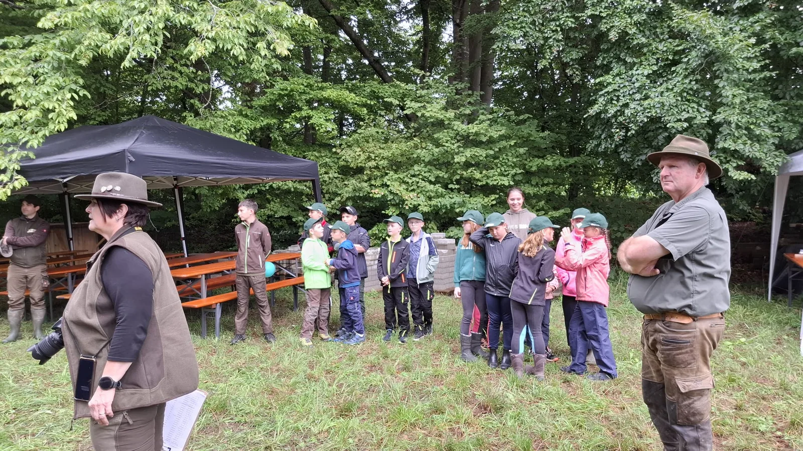 Die Gruppe kommt am Waldrand zusammen.