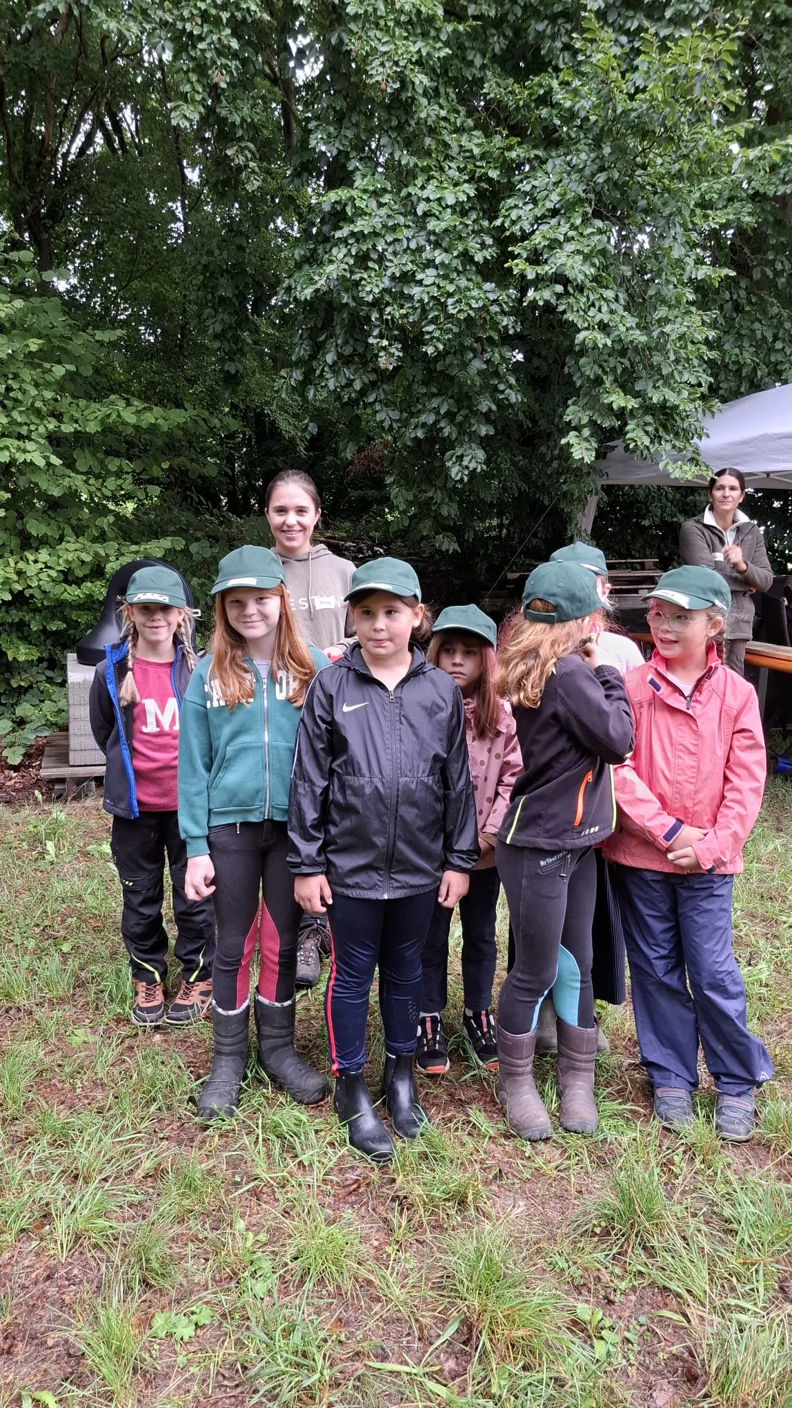 Kinder versammeln sich vor dem Pavillon.