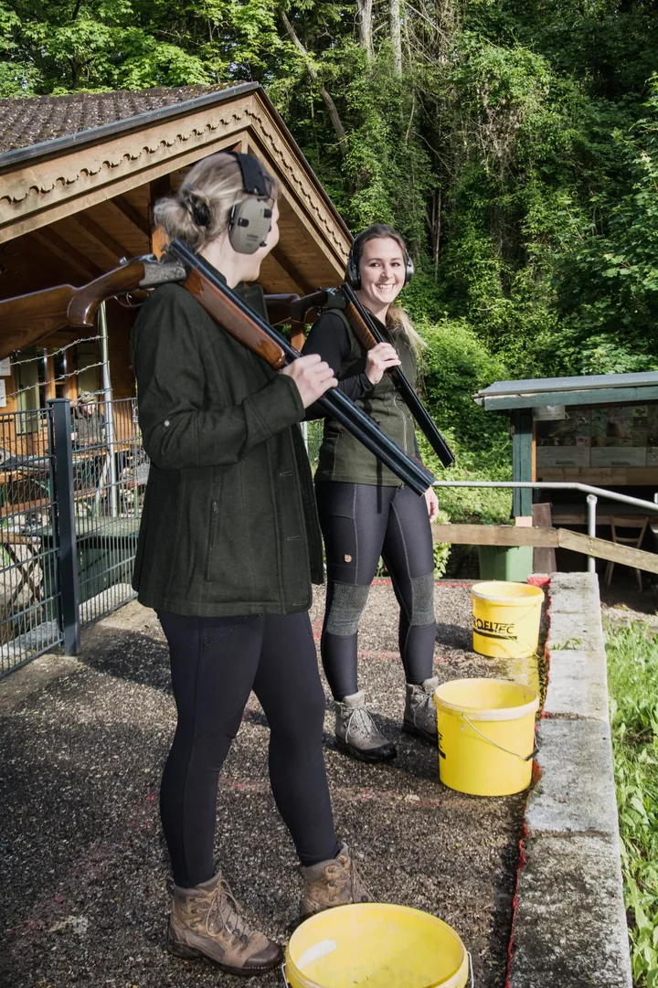 Zwei Teilnehmerinnen mit Flinten und Gehörschutz am Wurftaubenstand Arzberg