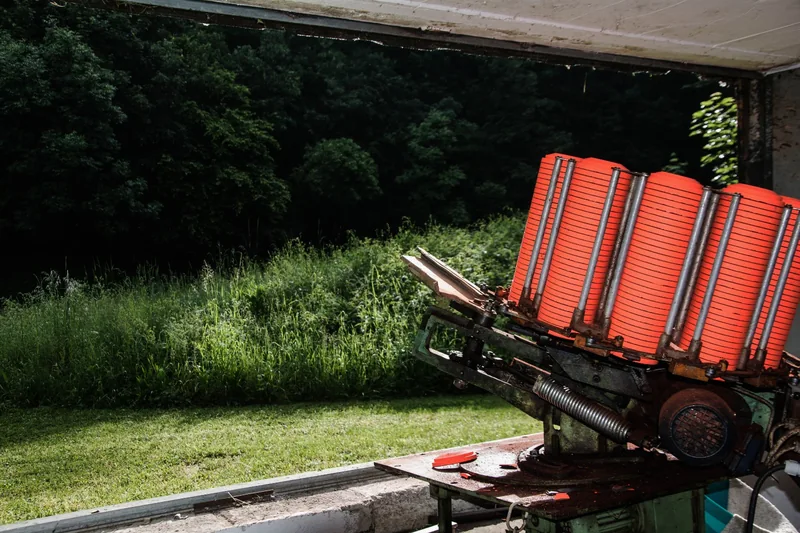 Mit orangefarbenen Wurfscheiben bestückte Wurfmaschine am Trapstand Arzberg