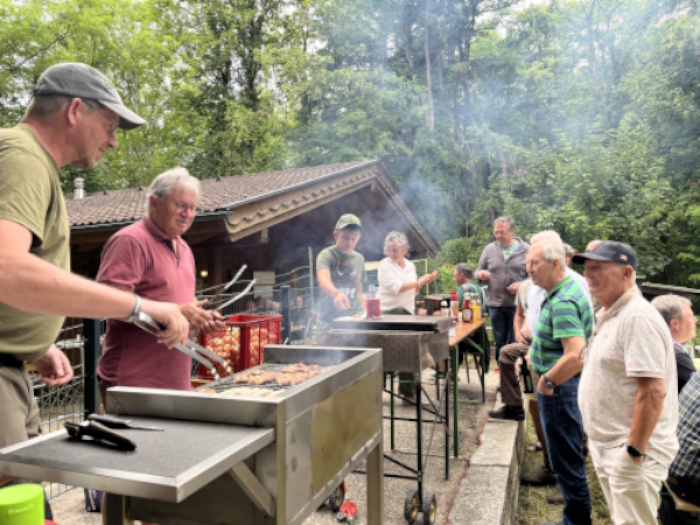 Gemeinsam am Grill vor der Hütte am Arzberg.