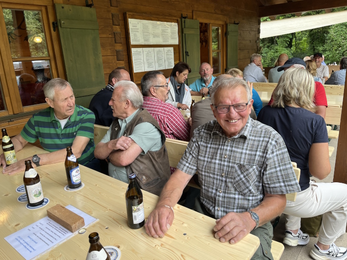 Ehrenvorsitzender Franz Meyer (vorn rechts) im Gespräch mit Gästen des Sommerfests.