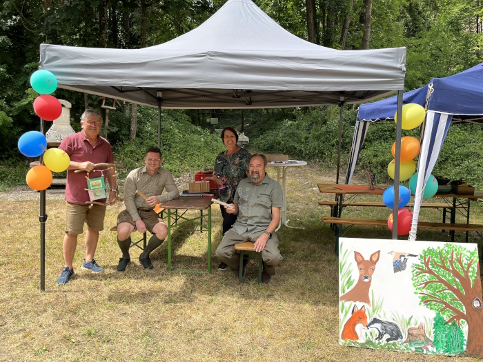 Festgäste am geschmückten Pavillon.