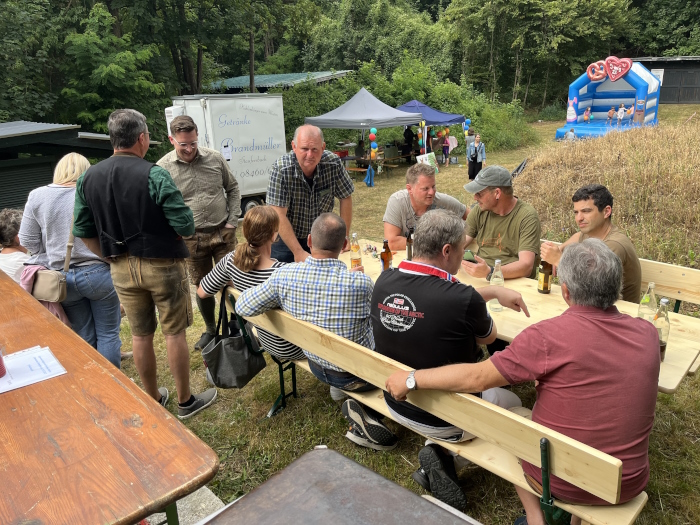 Gespräche an den Biertischen auf dem Festgelände.