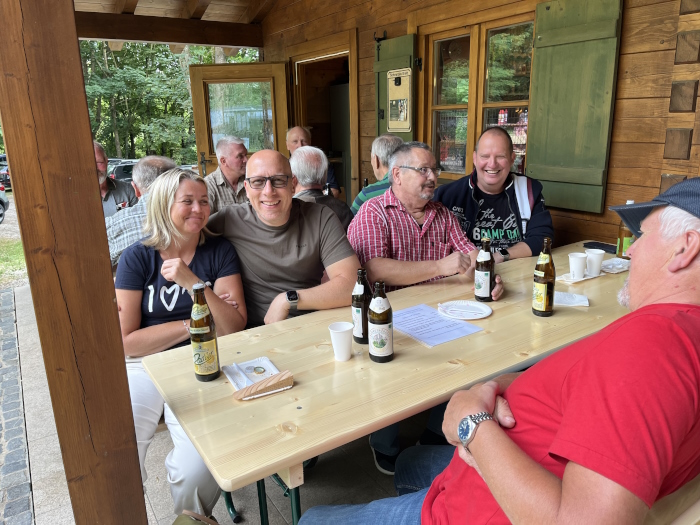Eine gesellige Runde unter dem Dach der Vereinshütte.