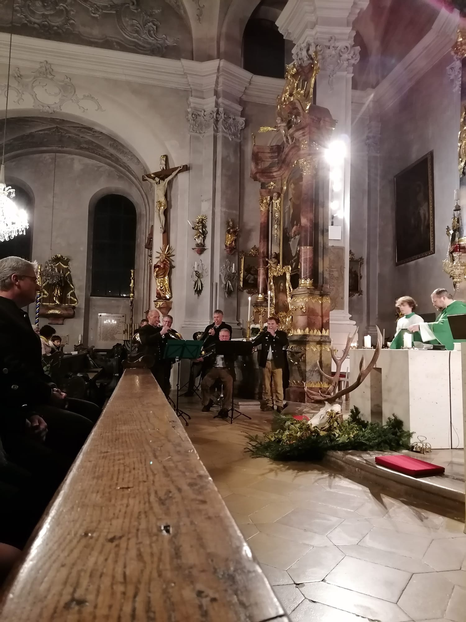 Jagdhornbläser bei einer musikalischen Begleitung in der Kirche